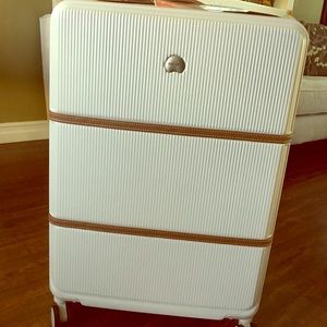 Delsey Paris Angora 27” Spinner CUTE!